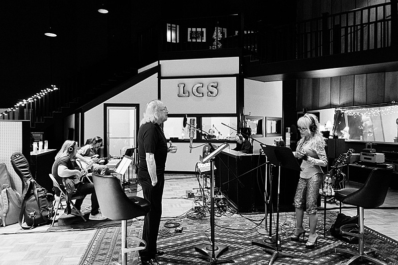 ビー・ジーズのバリー・ギブ、ドリー・パートンとのコラボ曲「ワーズ」を公開