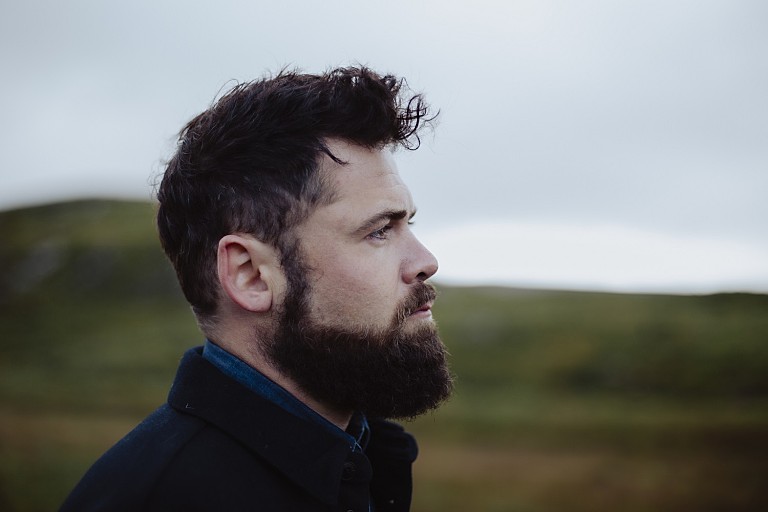 パッセンジャー「パッセンジャー、エド・シーランがプロデュースした「Sword from the Stone (Gingerbread Mix)」をリリース」