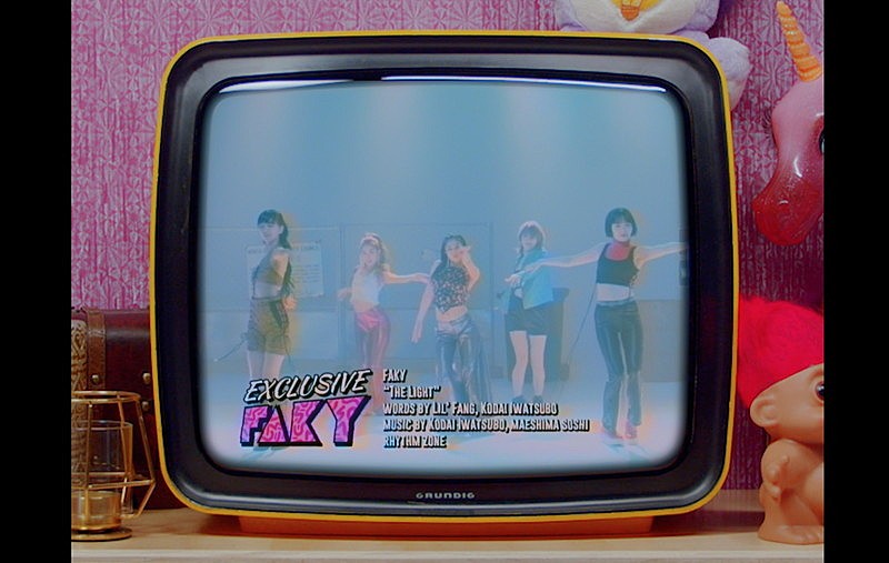 FAKY、配信SG「The Light」リリース＆MV公開　手のひらサイズのドールに変身 