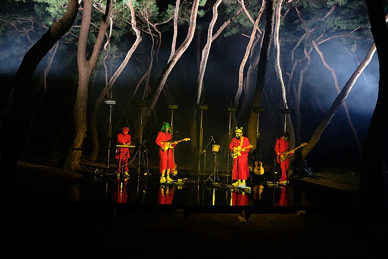 ＨＹＵＫＯＨ「HYUKOH、初のオンラインライブが開催　韓国の景勝地でクリエイティブなステージを披露」1枚目/12