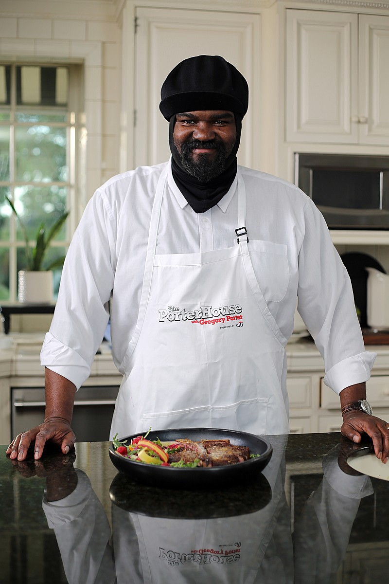 グレゴリー・ポーター、料理番組シリーズ『ポーターハウス』を開始　第1回ではボルシチを調理