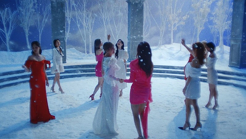 TWICE「TWICE、雪の中にいるメンバーが可憐で儚い「Doughnut」MV公開」1枚目/3