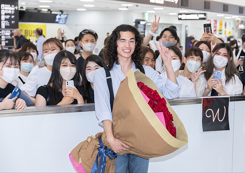 プロモ来日したコナン・グレイ「日本に戻ってこれて、そしてみんなが暖かく迎えてくれて幸せ」