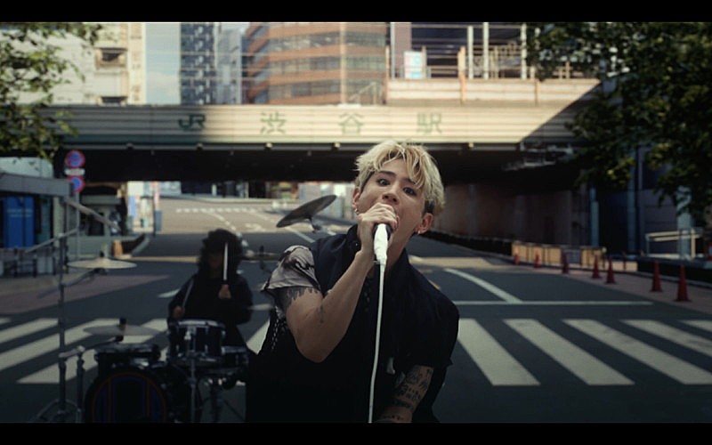 ONE OK ROCK「ONE OK ROCK×『モンハンNow』タイアップ曲「Make It Out Alive」MV、渋谷にモンスター登場」1枚目/4