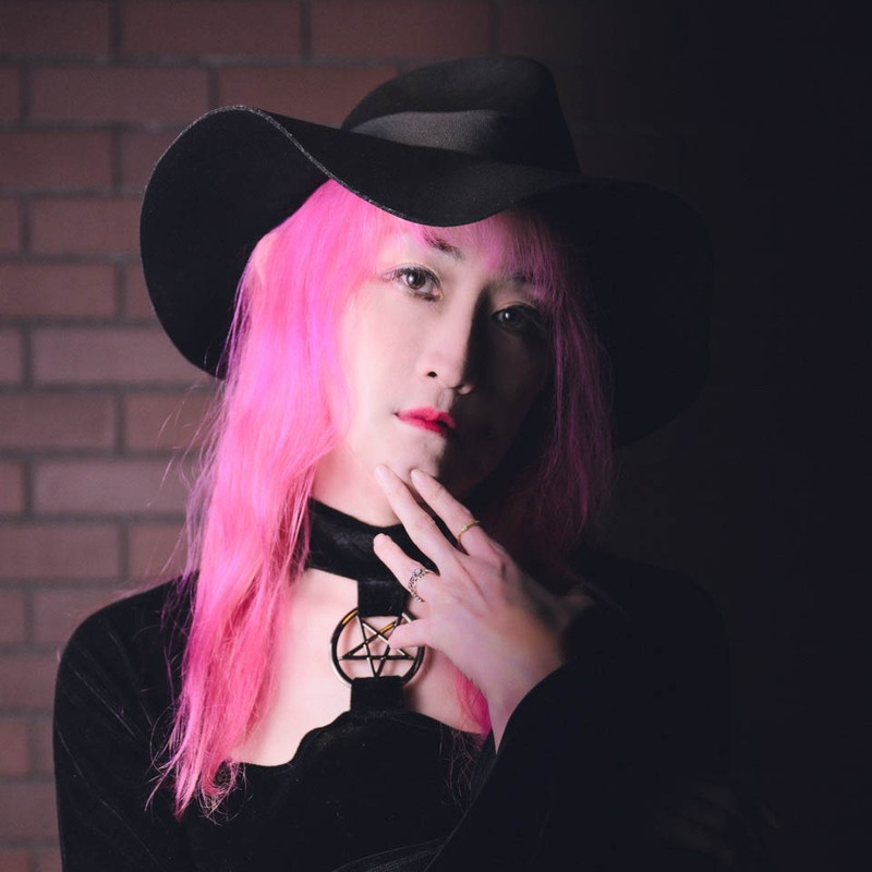 <インタビュー>五十路のLGBTシンガー・黒田美呼、“後悔したのは一度だけ”その半生とCDデビュー~2ndシングルを語る