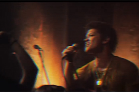 「Locked Out Of Heaven」