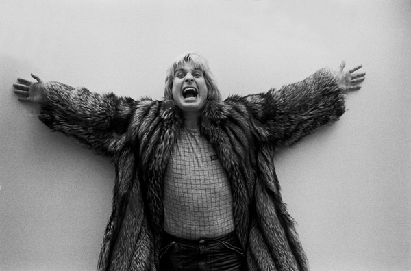 オジー・オズボーンもビデオ撮りで負傷