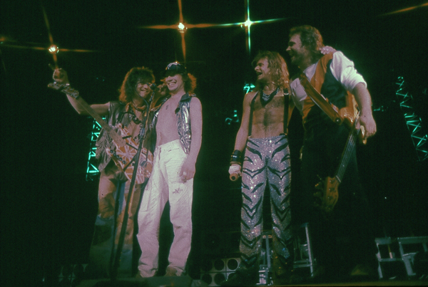 ヴァン・ヘイレンのジャケットにクレーム