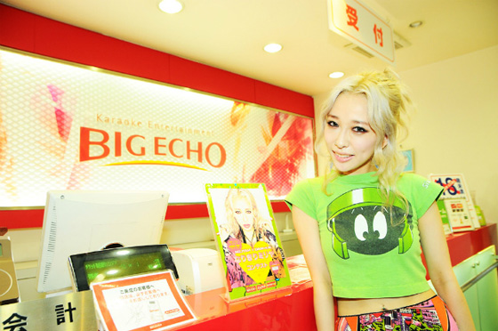 「加藤ミリヤ カラオケ店をサプライズ訪問、ファン号泣」1枚目/7