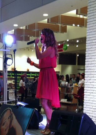 「異色の経歴持つ美人シンガー マルモリなどカバー」1枚目/4