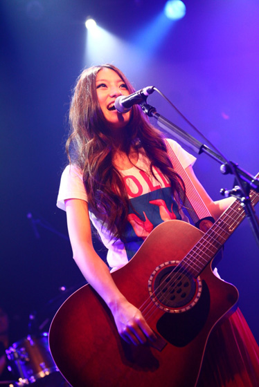 「北海道発、カナダ経由の才気溢れる女性シンガーがデビュー宣言」1枚目/3