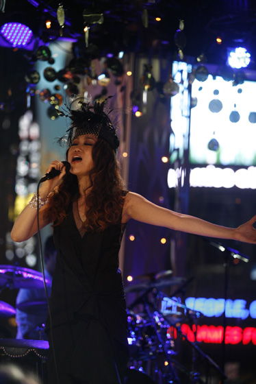 「JUJU 夢の舞台で平井堅『瞳をとじて』披露、「情熱大陸」出演も」1枚目/3