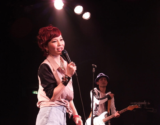 「果山サキ 原宿で新曲を披露、「二股はダメ!!」」1枚目/3