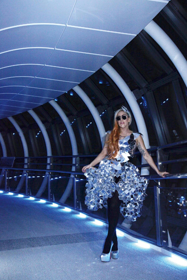 「レディー・ガガ ドレスを纏って、東京スカイツリー訪問」1枚目/1