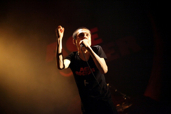 「ザ・クロマニヨンズ 満員の渋谷公会堂で『突撃ロック』炸裂」1枚目/3