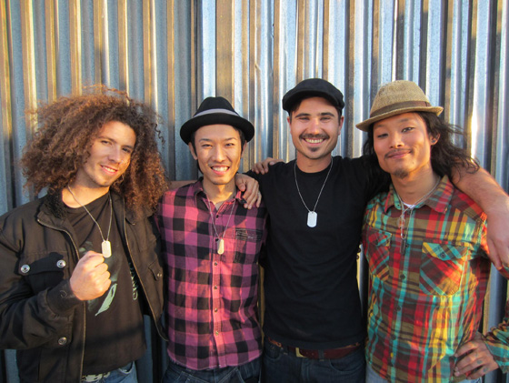 「レッチリ フリーの助言受け、逆輸入バンドが日本デビュー」1枚目/2