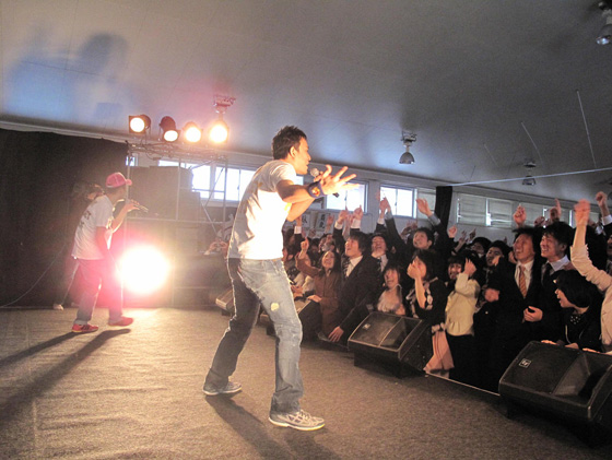 「ファンモン 卒業ライブ＆生徒の手紙に先生も号泣」1枚目/6