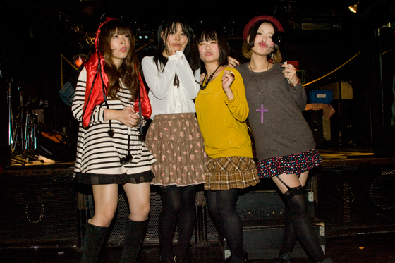 「長丁場のパーティーを終えた４人」26枚目/29