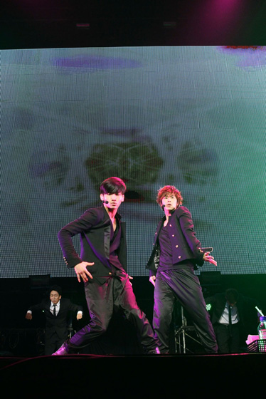 「東方神起 ギター弾き語りや料理など新たな一面を」1枚目/5