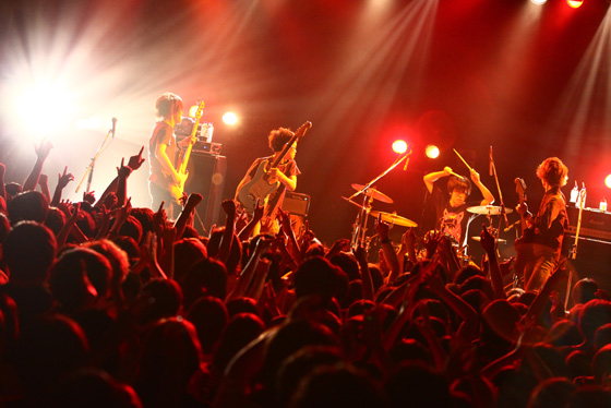 「cinema staff トラブル発生も9mmカバーなどで観衆を魅了」1枚目/3