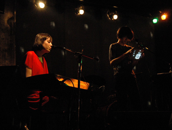 「坂本龍一注目の新星EA あらきゆうこと最高峰アクト」1枚目/7