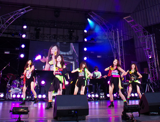 「東京女子流 涙＆サプライズありの伝説ライブを映像化」1枚目/1