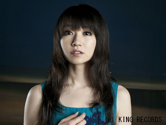 「赤いチェックと漆黒の衣装 2人の水樹奈々が新曲の世界観を表現」1枚目/1