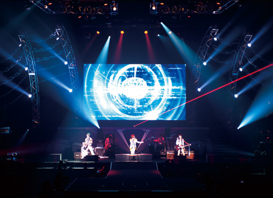 「BREAKERZ 武道館で5周年ライブ HYDEやAKBメンバーも祝福」1枚目/1