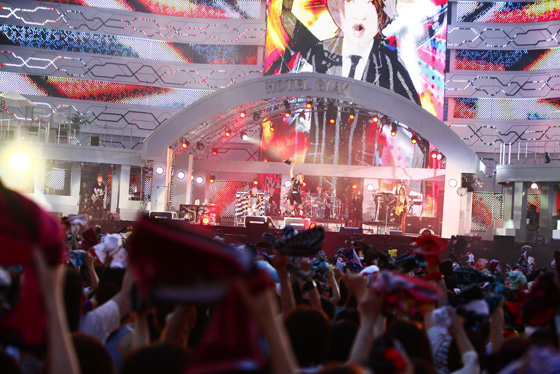 「GLAY 10万人ライブで7大発表、「解散はしません！」と力強い宣言も」1枚目/3