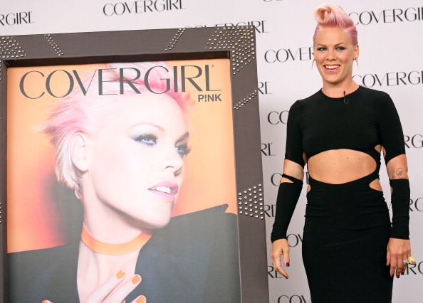 「“際どいビューティ”がテーマ…ピンク、化粧品のカヴァー・ガールに」1枚目/1