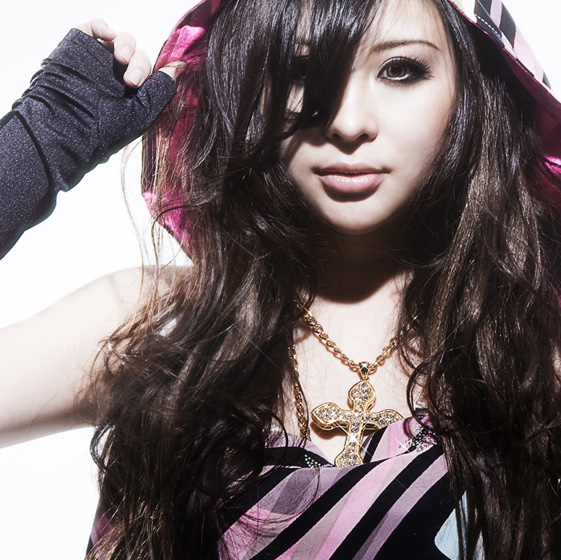 「『コナン』OPでデビューした新人女子 檻の中から挑発？」1枚目/2