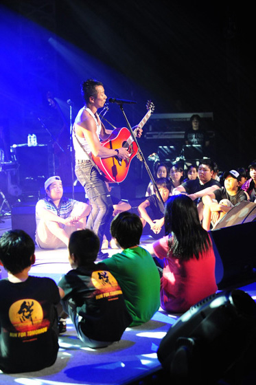 「長渕剛 予定より倍速く復活 福島での再会果たす」1枚目/3