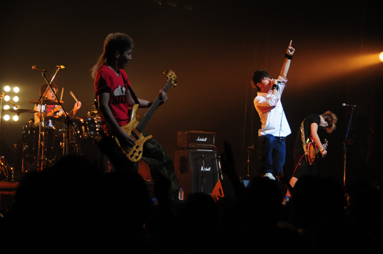 「沖縄の新星シベスカ 東京初ライブで入門編AL発売報告」1枚目/9