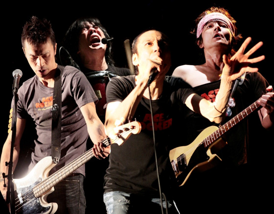 「ザ・クロマニヨンズ 涙誘う爆裂ライブをDVD化」1枚目/3