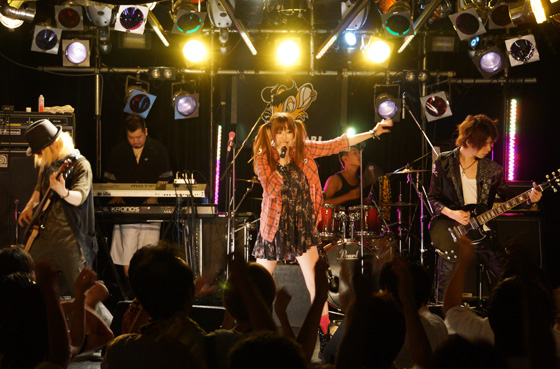 「新ガールズバンド 1周年ライブでエヴァコスプレ披露も」1枚目/10