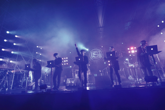 「豪華アーティストの白熱するライブに3万人が熱狂」1枚目/16