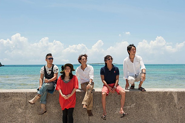 「NHK連続テレビ小説『純と愛』の記者試写会に、主題歌を歌うHYがサプライズ登場」1枚目/1