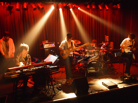 「ボカロ曲実演超絶テク集団「人間が弾く予定のない曲は大変」」1枚目/2