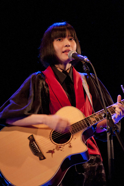 「小南泰葉 アニメ映画『アシュラ』の世界観漂う寺院で初ライブ」1枚目/3