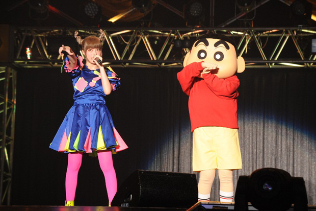 「きゃりーぱみゅぱみゅ 新曲でクレヨンしんちゃんとタッグ」1枚目/4