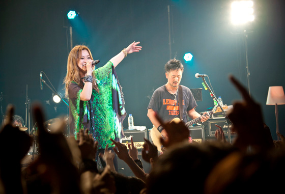 「Do As Infinity PV撮影も兼ねた公演で“愛と平和”叫ぶ」1枚目/2