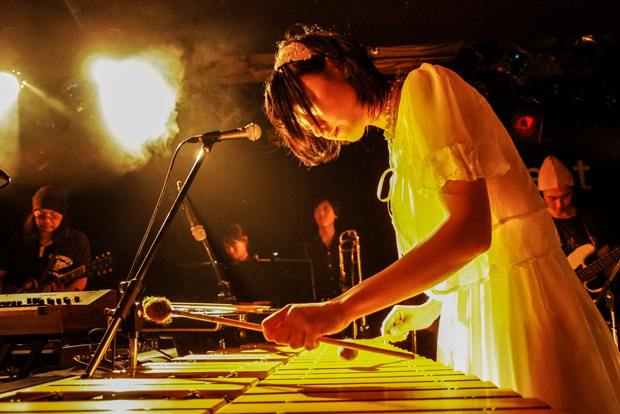 「数多の楽器を操る6人組 初ワンマンで闘病から復帰メンバー涙」1枚目/19