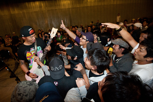 「難波章浩 被災地でフリーライブ、その模様をYouTubeにアップ」1枚目/3