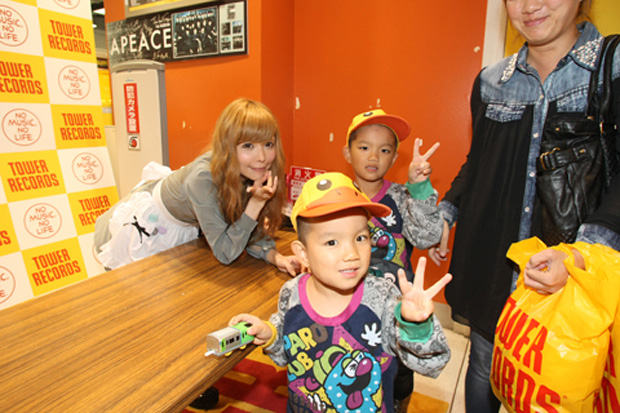 「益若つばさ ファンと生チャット＆大雨ライブ敢行」1枚目/6