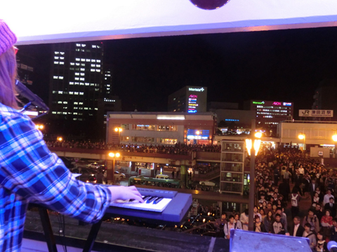 「奥華子 原点の場所で街頭ライブ、3千人が殺到」1枚目/6