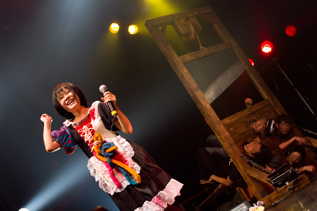 「5人のファンを拘束したギロチン台」44枚目/56