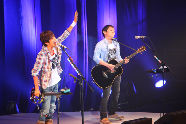 「ゆず 地元で路上時代を彷彿させるライブ」1枚目/2