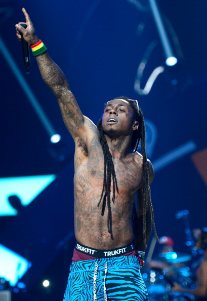 「リル・ウェイン、自家用ジェットが緊急着陸し病院へ搬送」1枚目/1