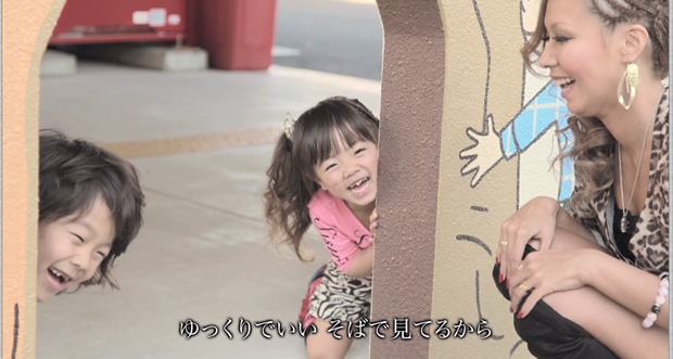 「童子-T 実の娘と親子初共演した新曲MVの別ver.を公開」1枚目/2