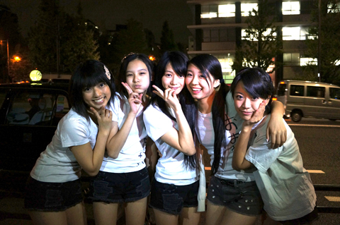 「襲撃アイドル 武道館周辺で、ももクロファンに布教活動」1枚目/6